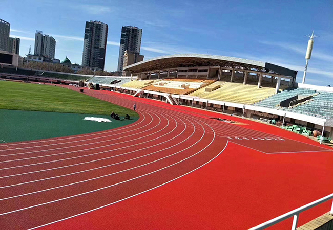 福建复合型塑胶跑道材料适合体育场馆使用吗？【德朝体育】