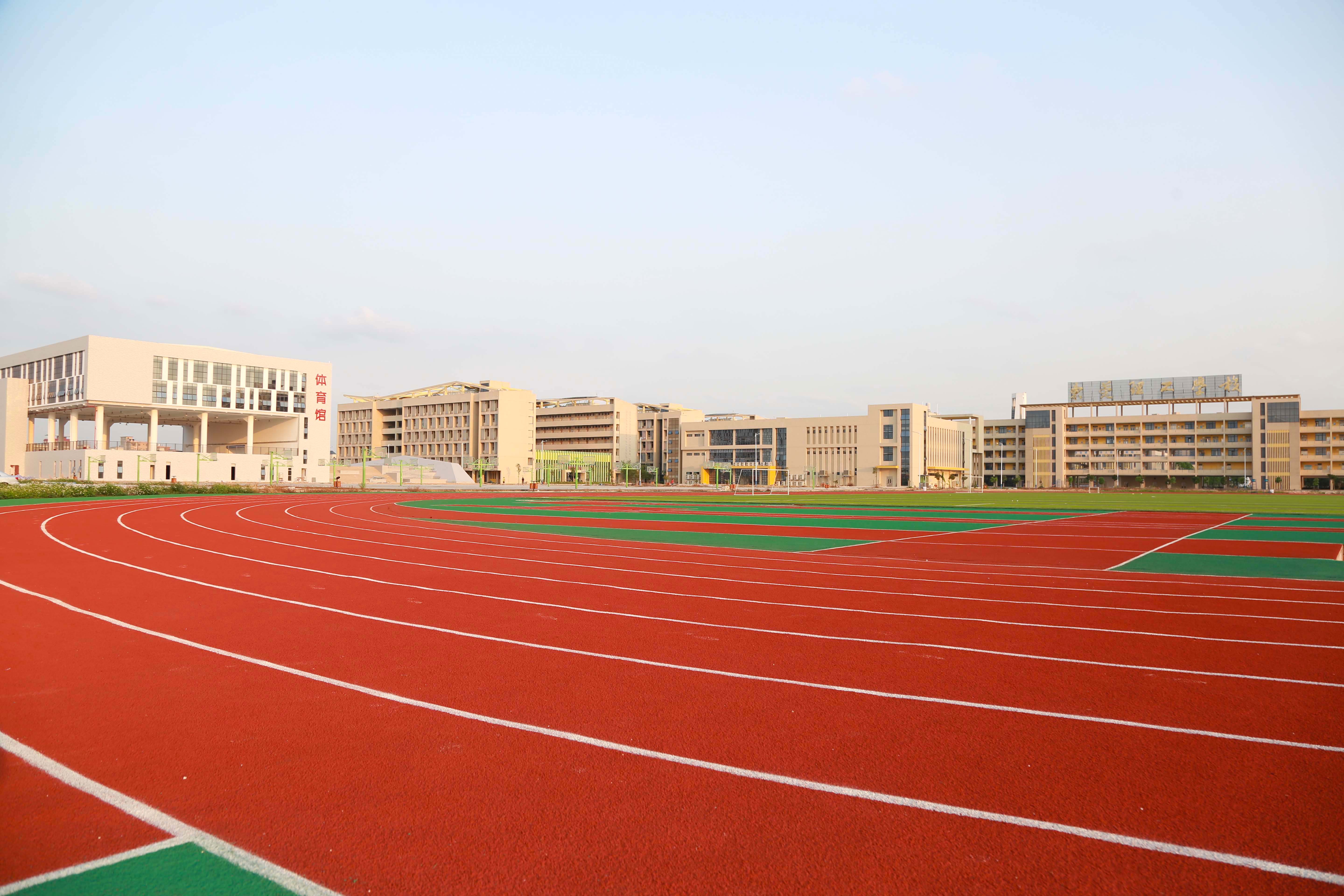 福建新国标全塑型塑胶跑道材料适合体育场馆使用吗？【德朝体育】