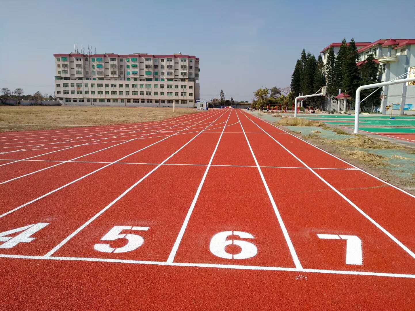 湖南透气型塑胶跑道施工对环境条件有哪些要求？【德朝体育】
