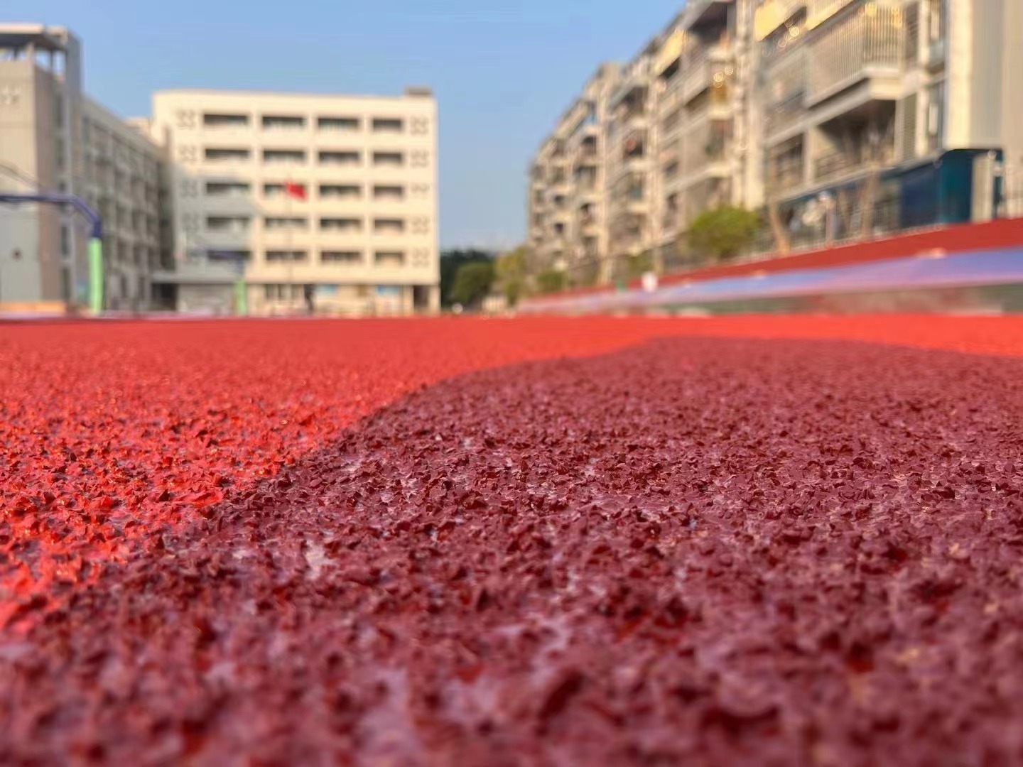 辽宁透气型塑胶跑道施工对环境条件有哪些要求？【德朝体育】
