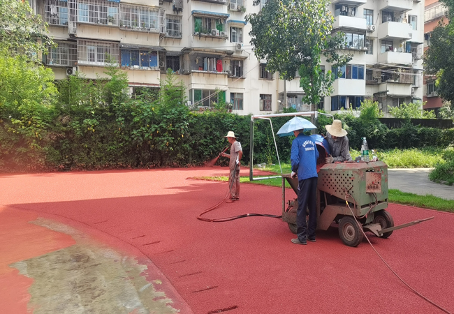 成都市青羊区东坡小学8mm500平方硅pu羽毛球场，2000平方透气型跑道，1500平方人造草足球草坪顺利完工！