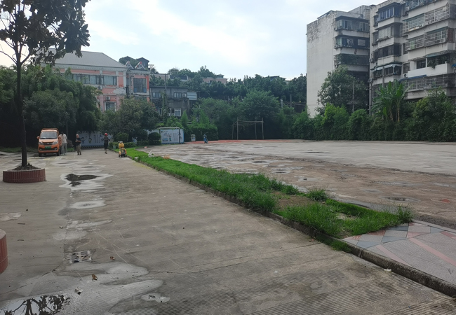 成都市青羊区东坡小学8mm500平方硅pu羽毛球场，2000平方透气型跑道，1500平方人造草足球草坪顺利完工！