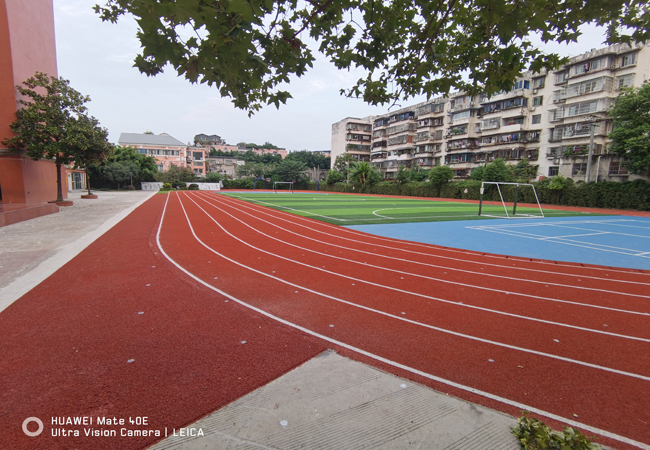 成都市青羊区东坡小学8mm500平方硅pu羽毛球场，2000平方透气型跑道，1500平方人造草足球草坪顺利完工！