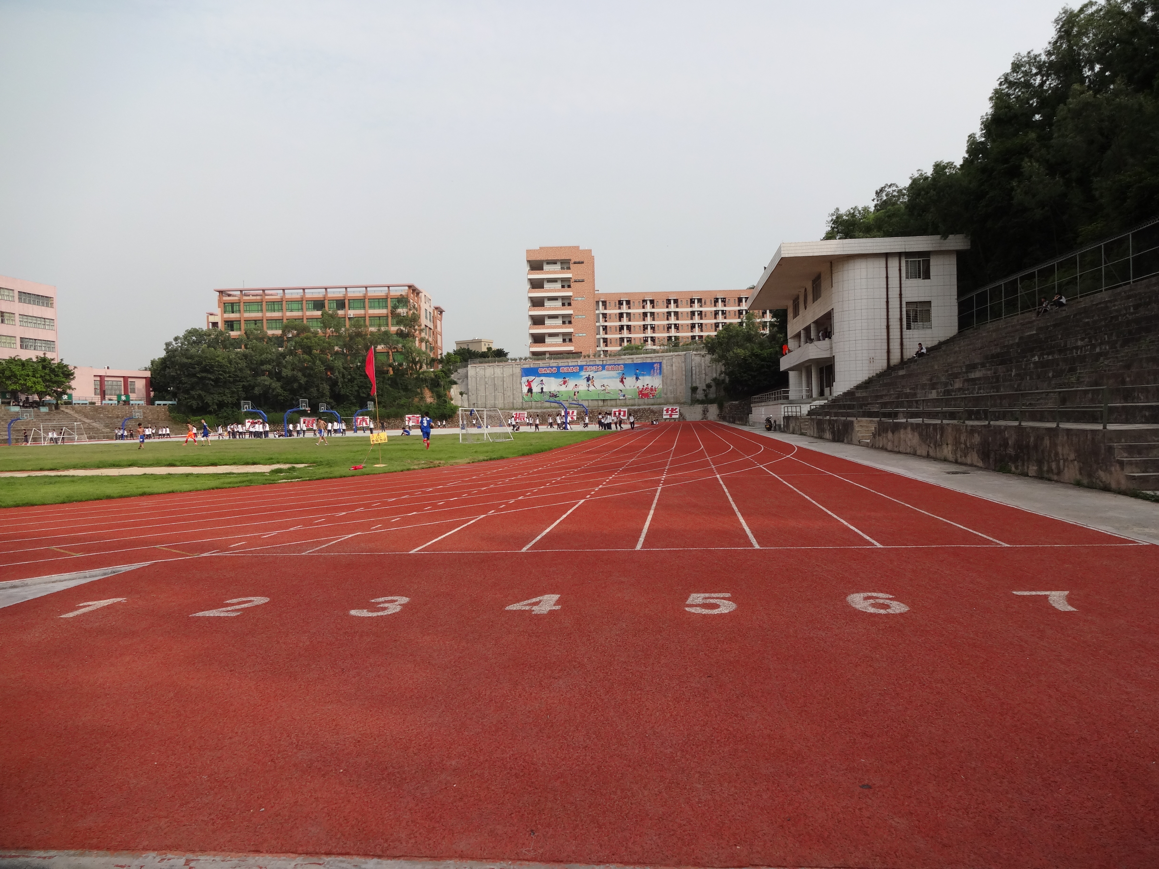 新国标塑胶跑道铺设如何把控施工过程遇到的问题？【广东德朝体育】