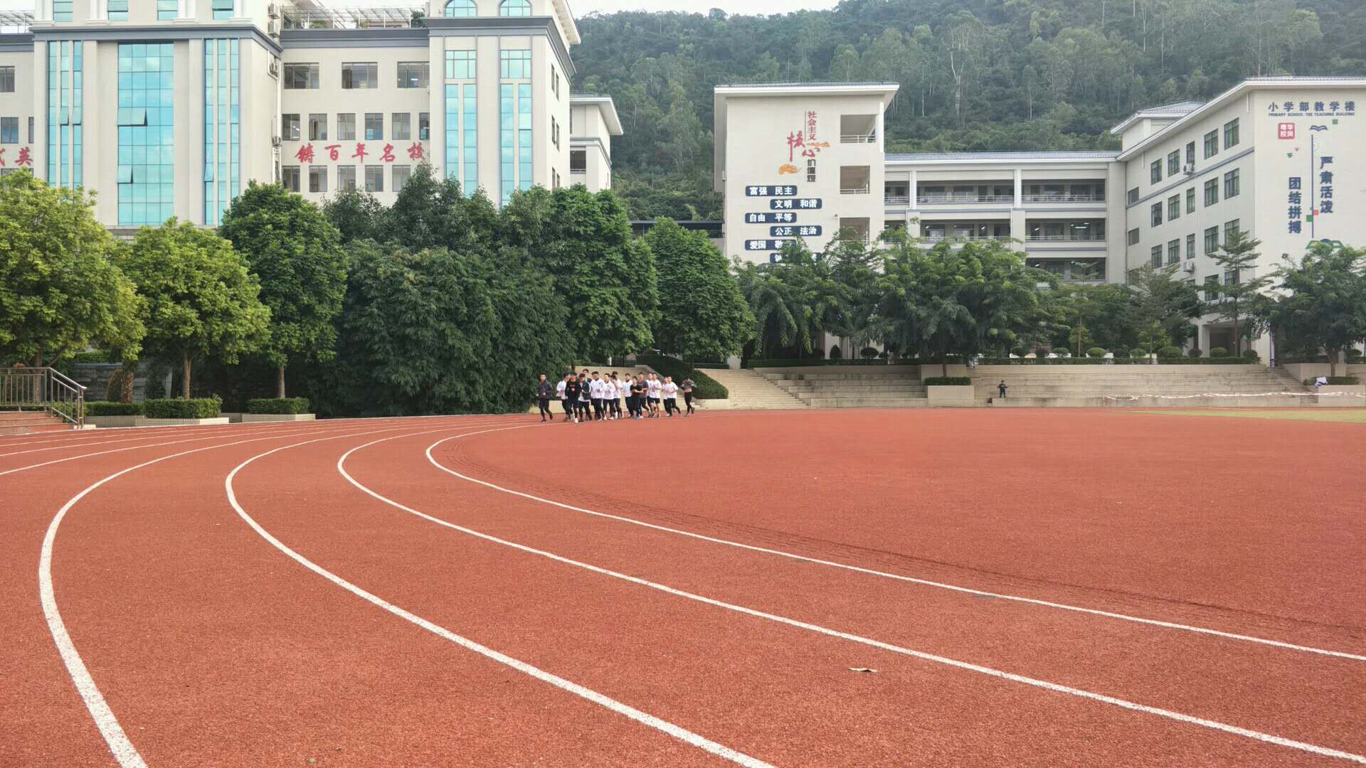 新国标透气型塑胶跑道施工你要知道的几大点！【德朝体育】