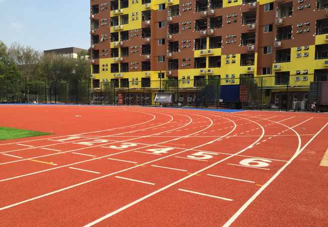 中小学校运动场更青睐于透气型塑胶跑道的原因？