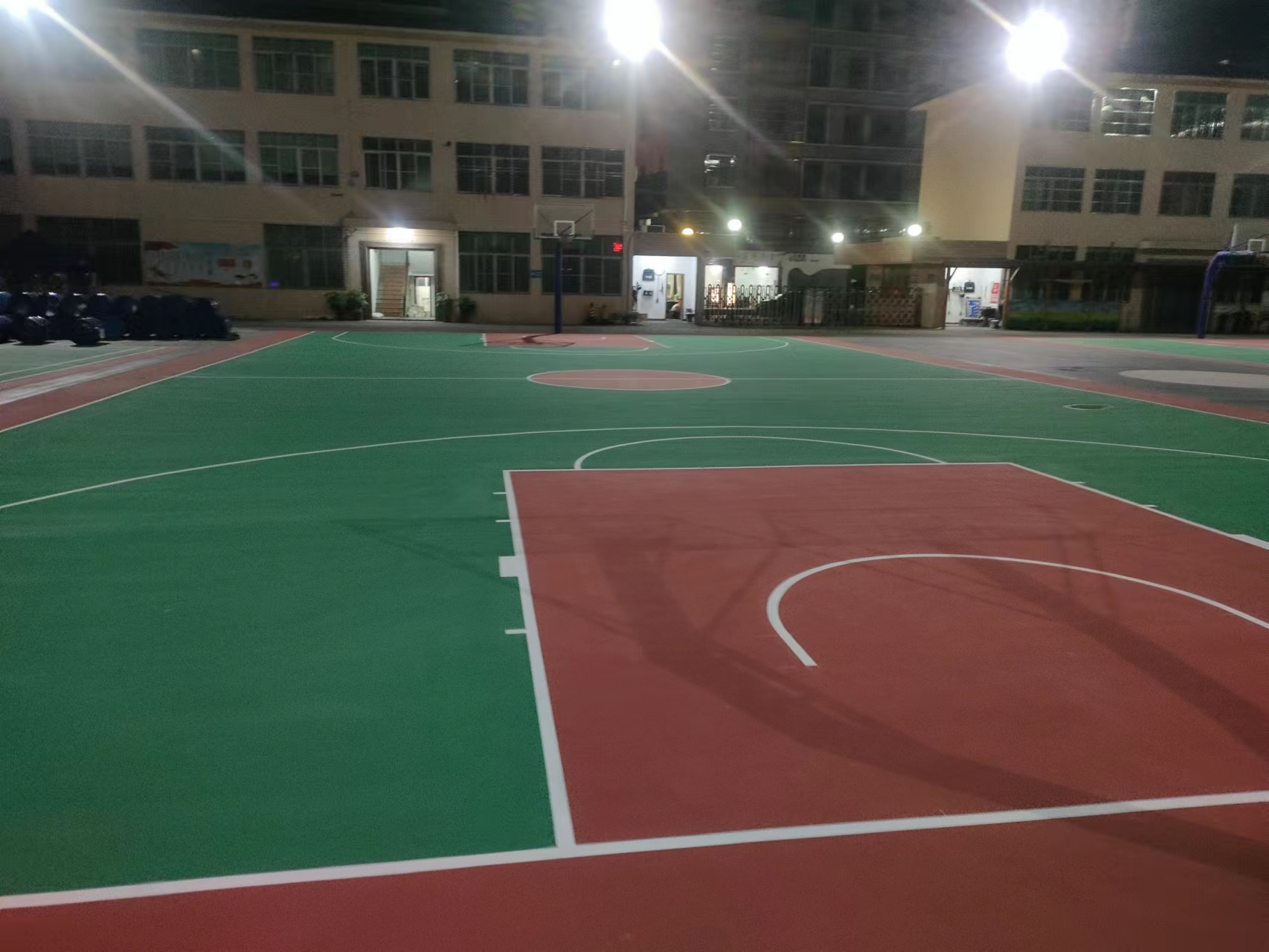 上海丙烯酸篮球场材料已成为一种常见的球场地面材料！【德朝体育】