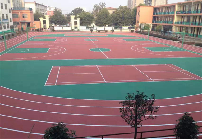 学校塑胶球场做什么运动地面材料好？