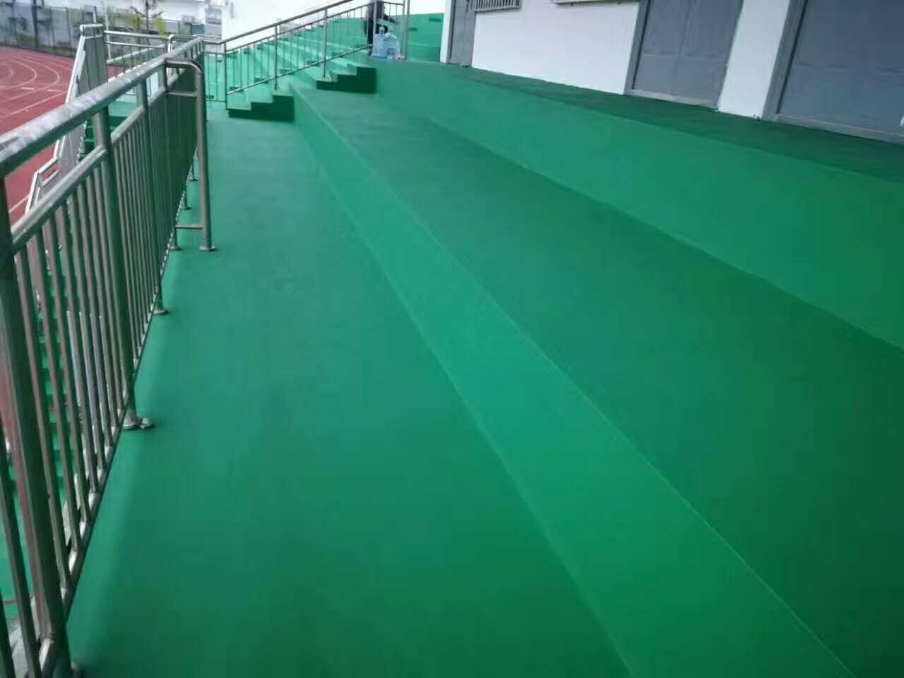 热烈庆祝贵州毕节金海湖新区职教城体育运动学校丙烯酸球场看台完工