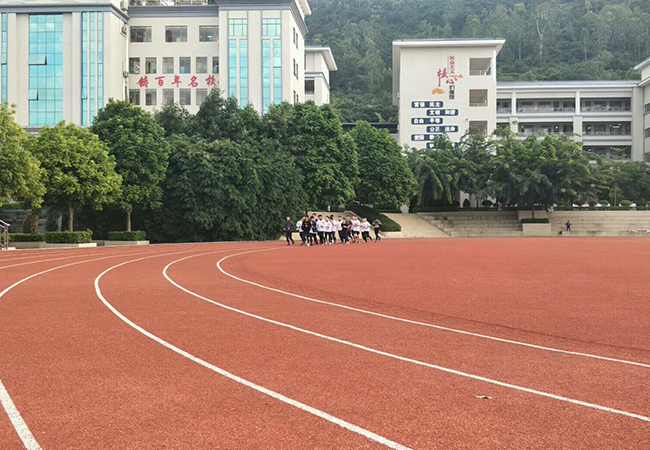 塑胶跑道场地在什么时候需要翻新重做呢？【德朝体育】