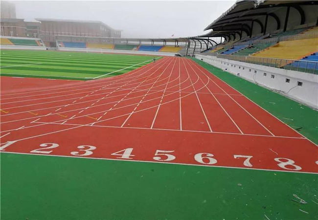 广西新国标全塑型塑胶跑道材料适合体育场馆使用吗？【德朝体育】