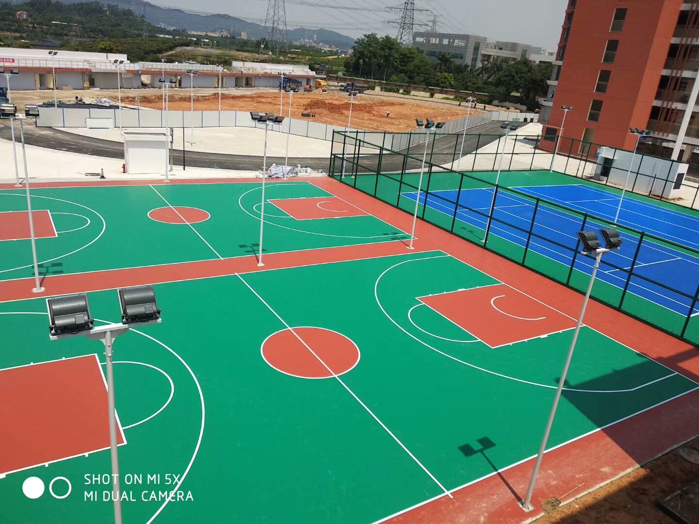 在天津学校硅PU球场施工基础很差如何解决？【德朝体育】