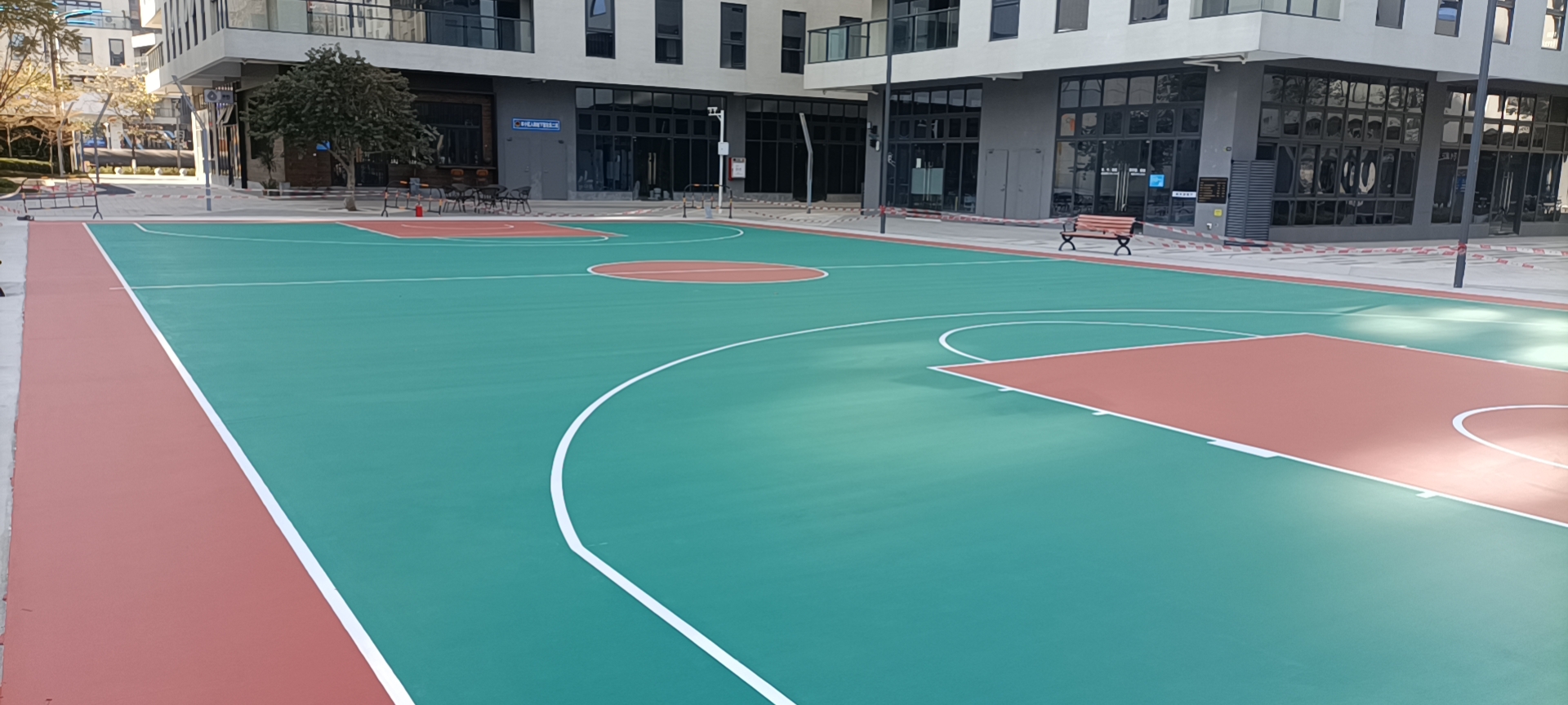 在上海学校硅PU球场施工基础很差如何解决？【德朝体育】