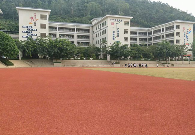东莞粤华学校7000平方透气型塑胶跑道 顺利完工!