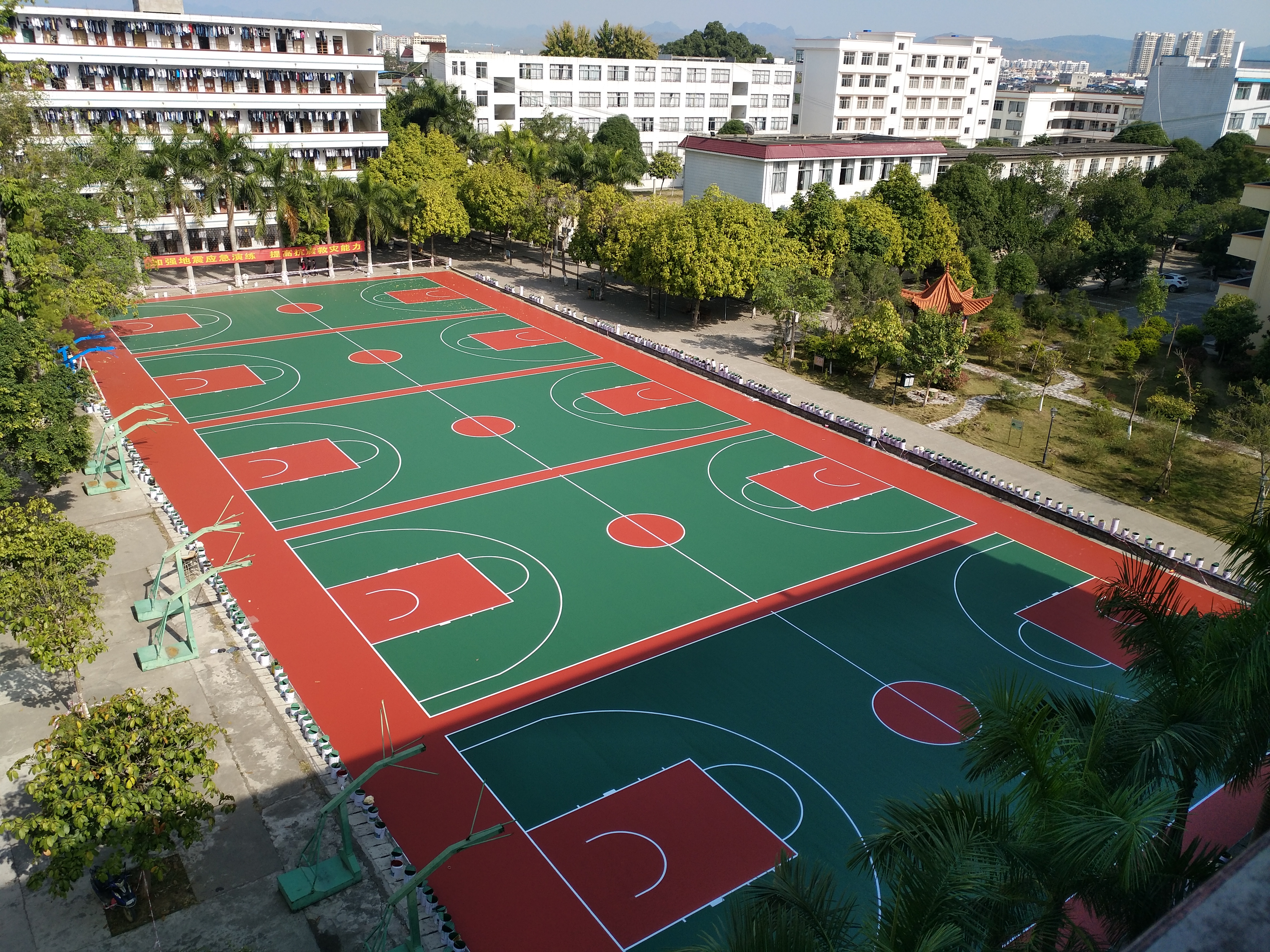 在海南学校硅PU球场施工基础很差如何解决？【德朝体育】