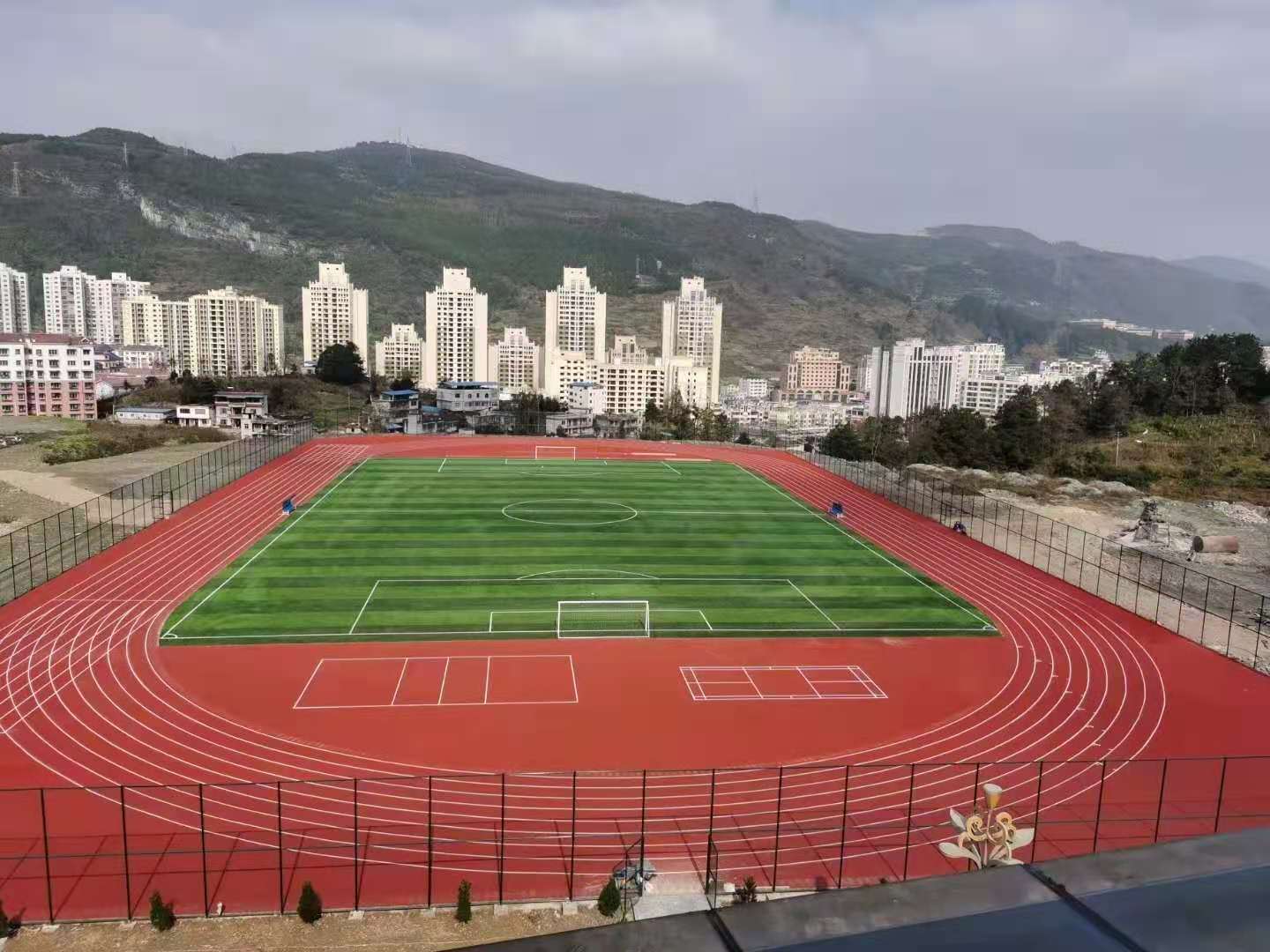 新国标混合型塑胶跑道做完养护你做好了吗？【德朝体育】
