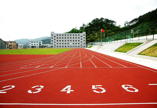 影响学校复合型塑胶跑道的寿命有哪些？