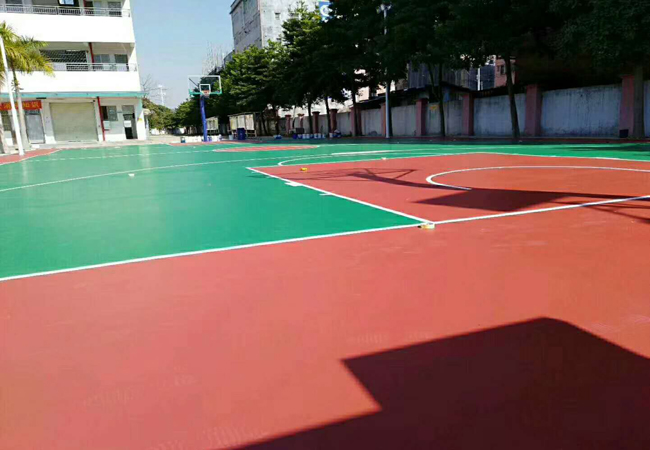 控制塑胶球场面层的实际厚度有哪些方式？