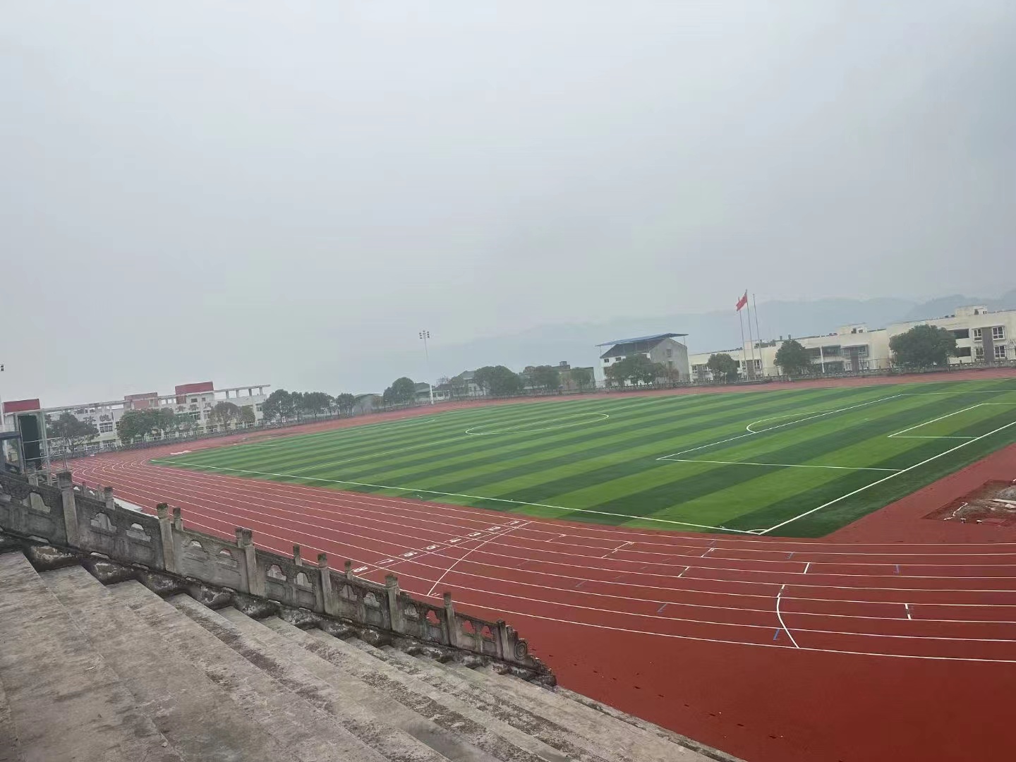 在辽宁省塑胶跑道生产厂家该怎么选？【德朝体育】