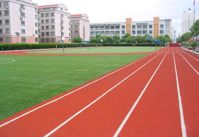 新疆新国标塑胶跑道每一条跑道之间的宽度是多少米?【德朝体育】