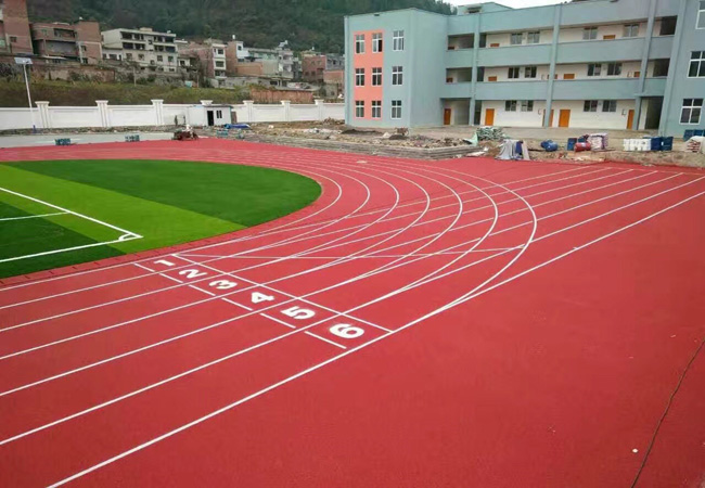 新疆全塑型塑胶跑道材料的优势特点！【德朝体育】