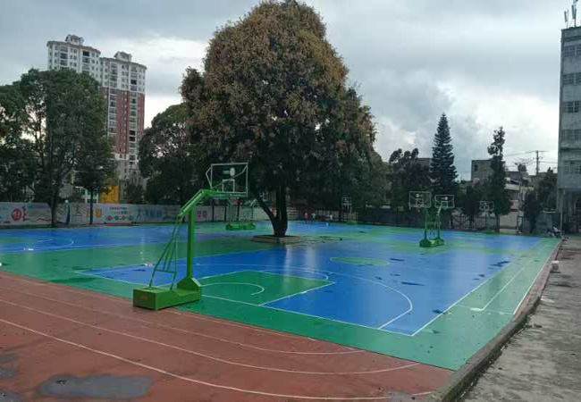 贵州黔西南布依族苗族自治州兴仁市第三中学3000平方8mm硅PU球场！
