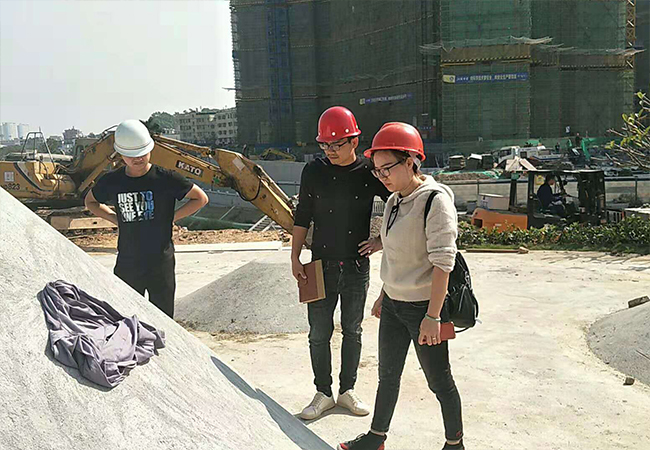 想知道德朝塑胶球场跑道施工期间现场是否有专业人员指导？